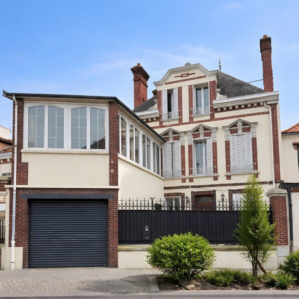 A large, two-story house with a garage, large windows, and a brick facade. - Villa Sénone – Group Getaway in the Heart of Sens (Sens)