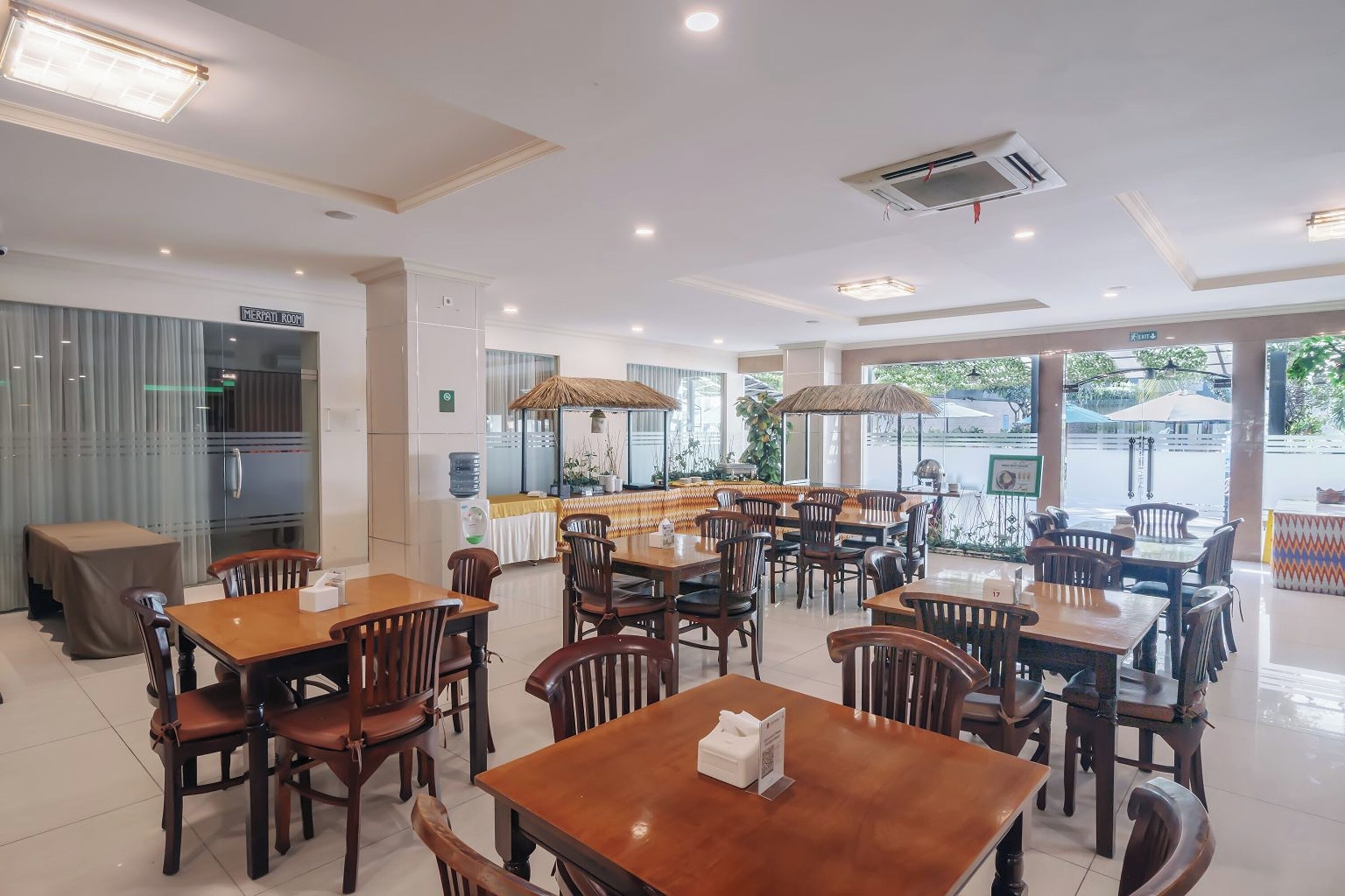 Sarapan, makan tengah hari dan makan malam dihidangkan 
