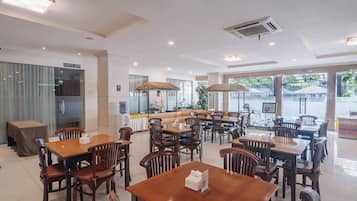 Sarapan, makan tengah hari dan makan malam dihidangkan