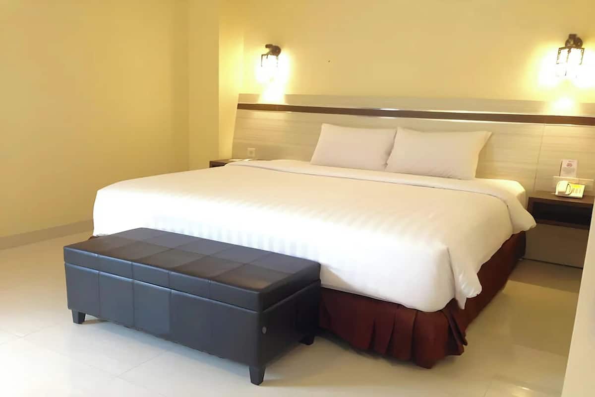 Deluxe Room | Desk, blackout curtains, rollaway beds, free WiFi