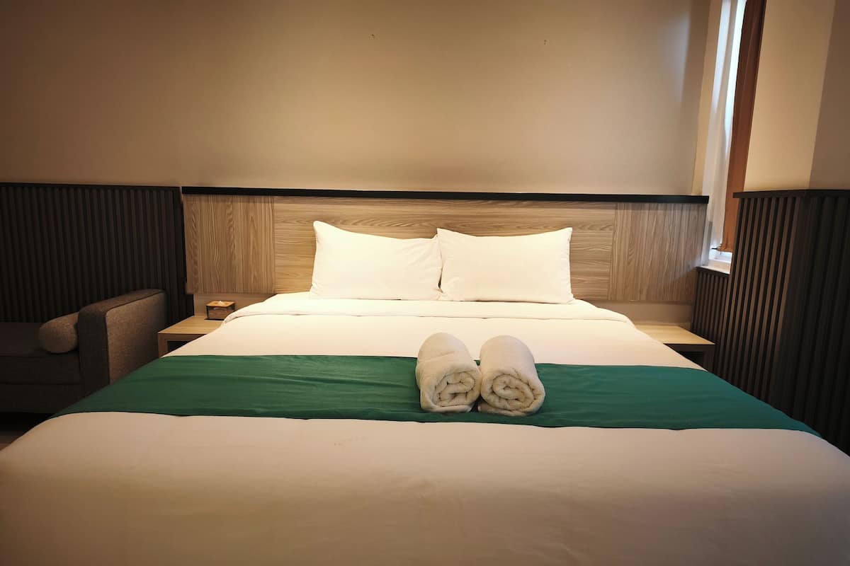 Escritorio, tabla de planchar con plancha, wifi gratis y ropa de cama 