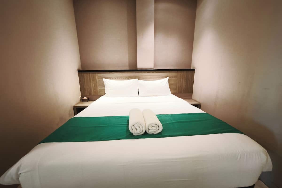 Escritorio, tabla de planchar con plancha, wifi gratis y ropa de cama 