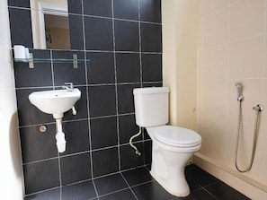 Superior Double Room | Bathroom | Shower, free toiletries, towels, soap - Ty Hotel (Kuala Terengganu)