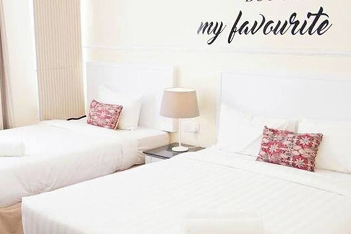 Superior Triple Room | Desk, WiFi (free), bed sheets
