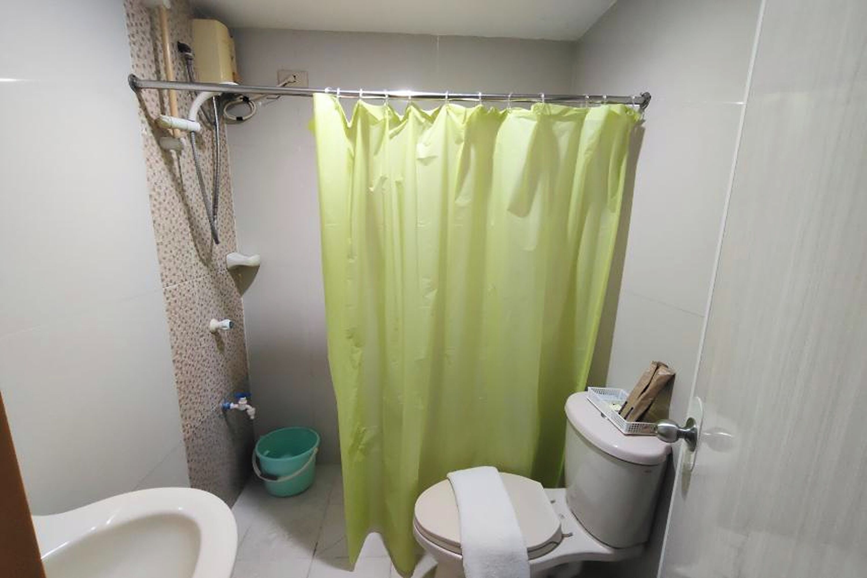 Un baño pequeño con inodoro, bidé y cortina de ducha.