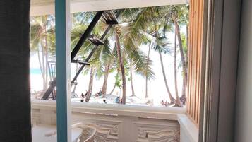 Deluxe Family with Balcony & Ocean View | Vista desde la habitación