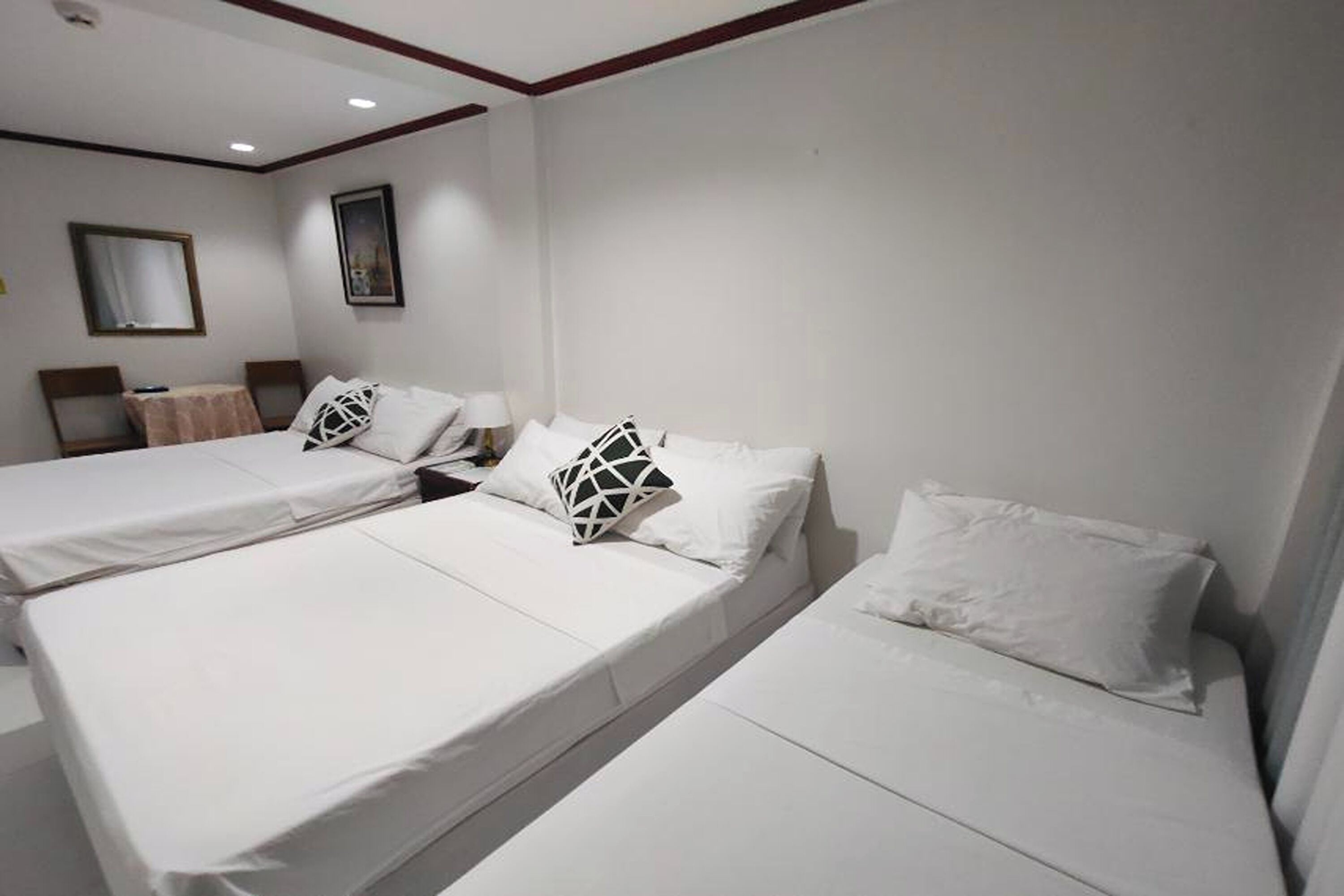 Caixa forta a l'habitació, escriptori, wifi gratuïta i roba de llit 