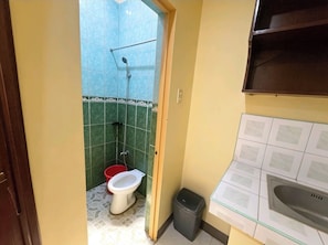 Standaard kamer | Badkamer | Een douche, een regendouche, gratis toiletartikelen, een haardroger