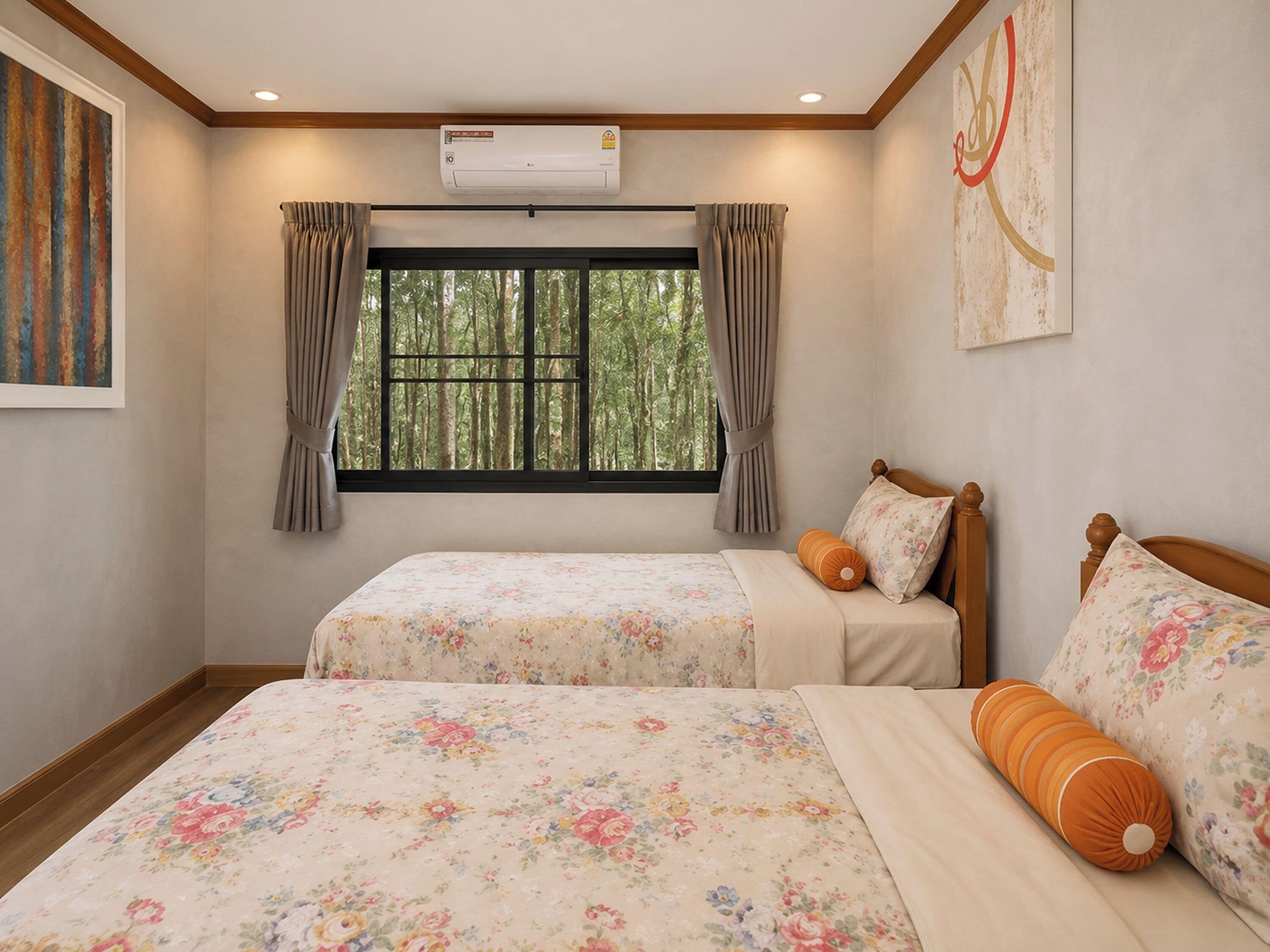 Un dormitorio con dos camas, una ventana con cortinas, un equipo de aire acondicionado y un cuadro en la pared.