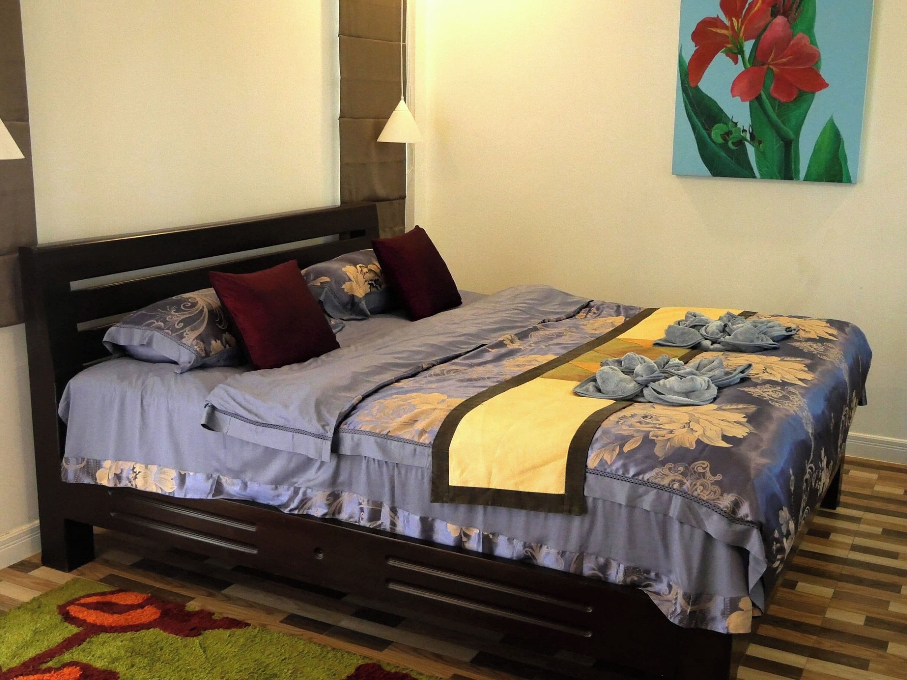 Quarto casal luxo, vista para o jardim | Escrivaninha, ferros/tábuas de passar roupa, Wi-Fi de cortesia