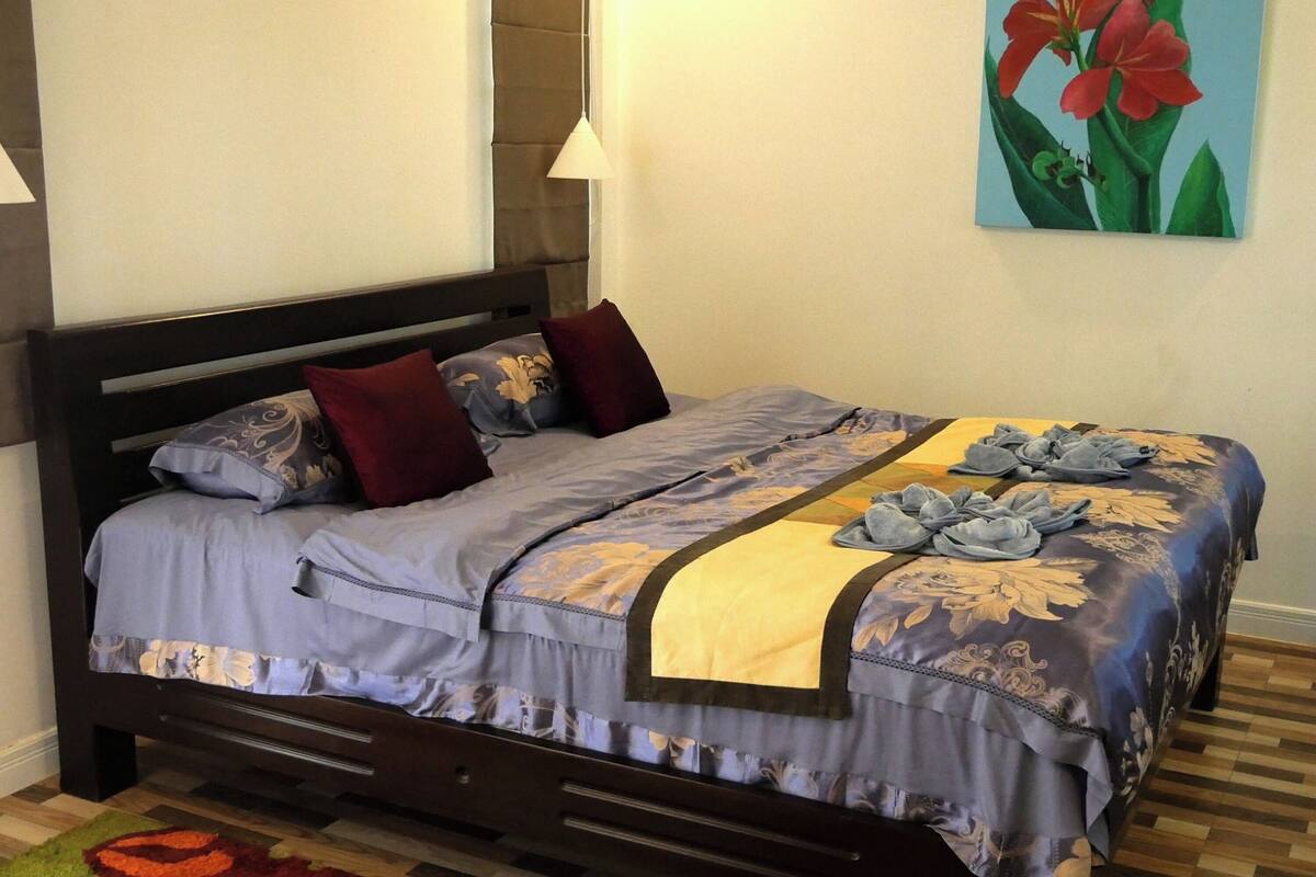 Habitación Deluxe doble, vistas al jardín | Escritorio, tabla de planchar con plancha, wifi gratis y ropa de cama