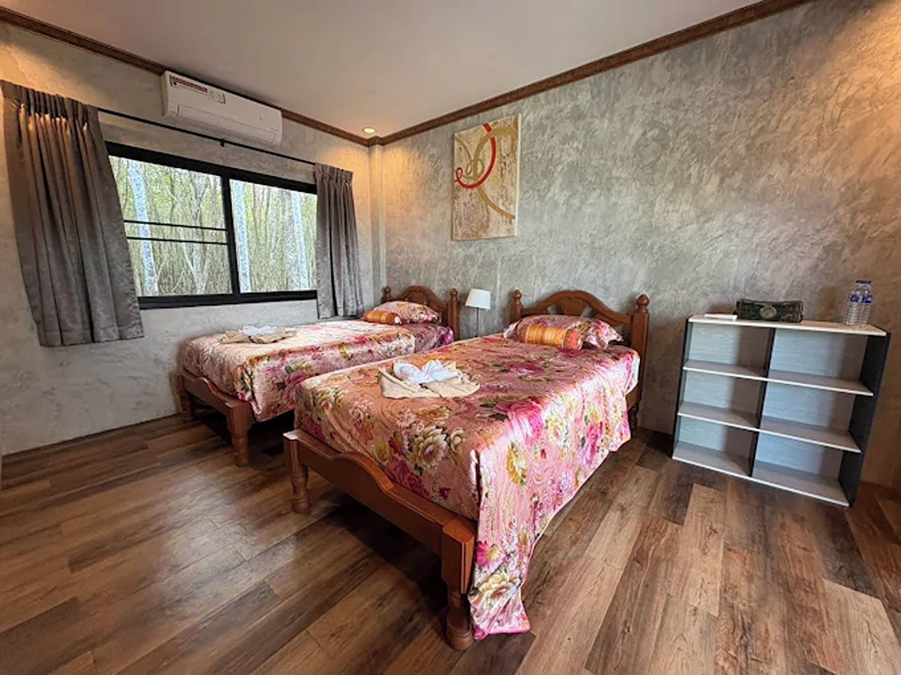 Quarto duplo luxo, vista para a baía | Escrivaninha, ferros/tábuas de passar roupa, Wi-Fi de cortesia
