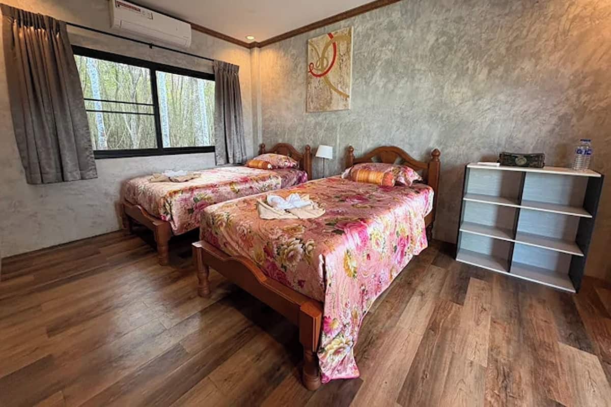 Habitación Deluxe con 2 camas individuales, vistas a la bahía | Escritorio, tabla de planchar con plancha, wifi gratis y ropa de cama