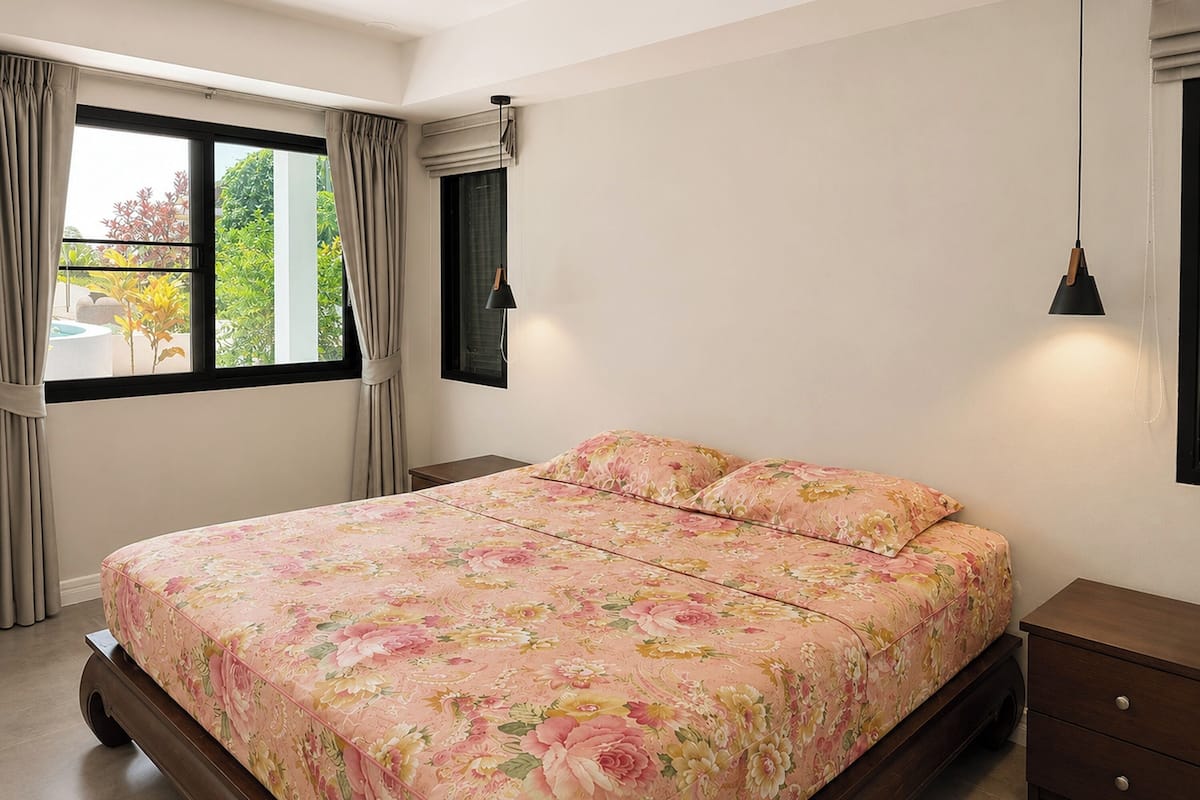 Habitación Deluxe, acceso a la piscina | Escritorio, tabla de planchar con plancha, wifi gratis y ropa de cama