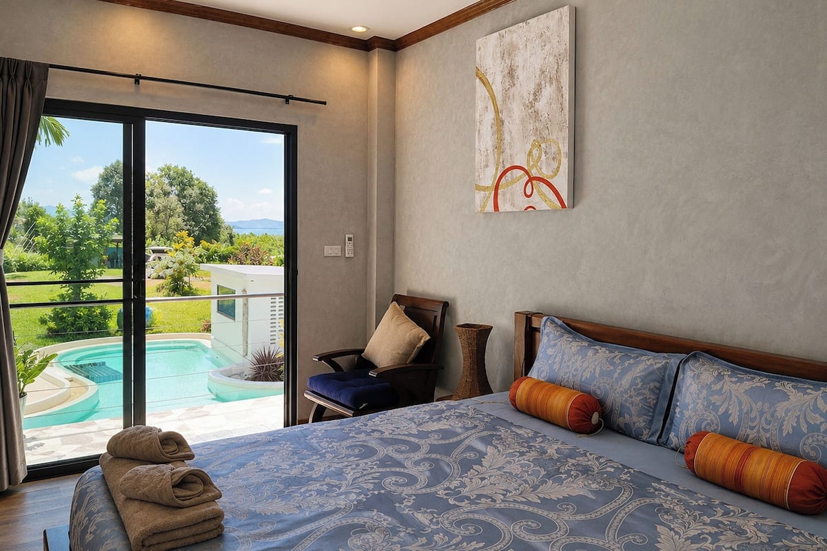 Habitación Deluxe doble, vistas a la bahía | Escritorio, tabla de planchar con plancha, wifi gratis y ropa de cama