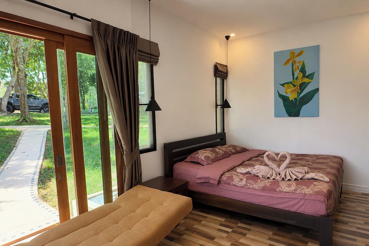 Habitación Deluxe, vistas al jardín | Escritorio, tabla de planchar con plancha, wifi gratis y ropa de cama