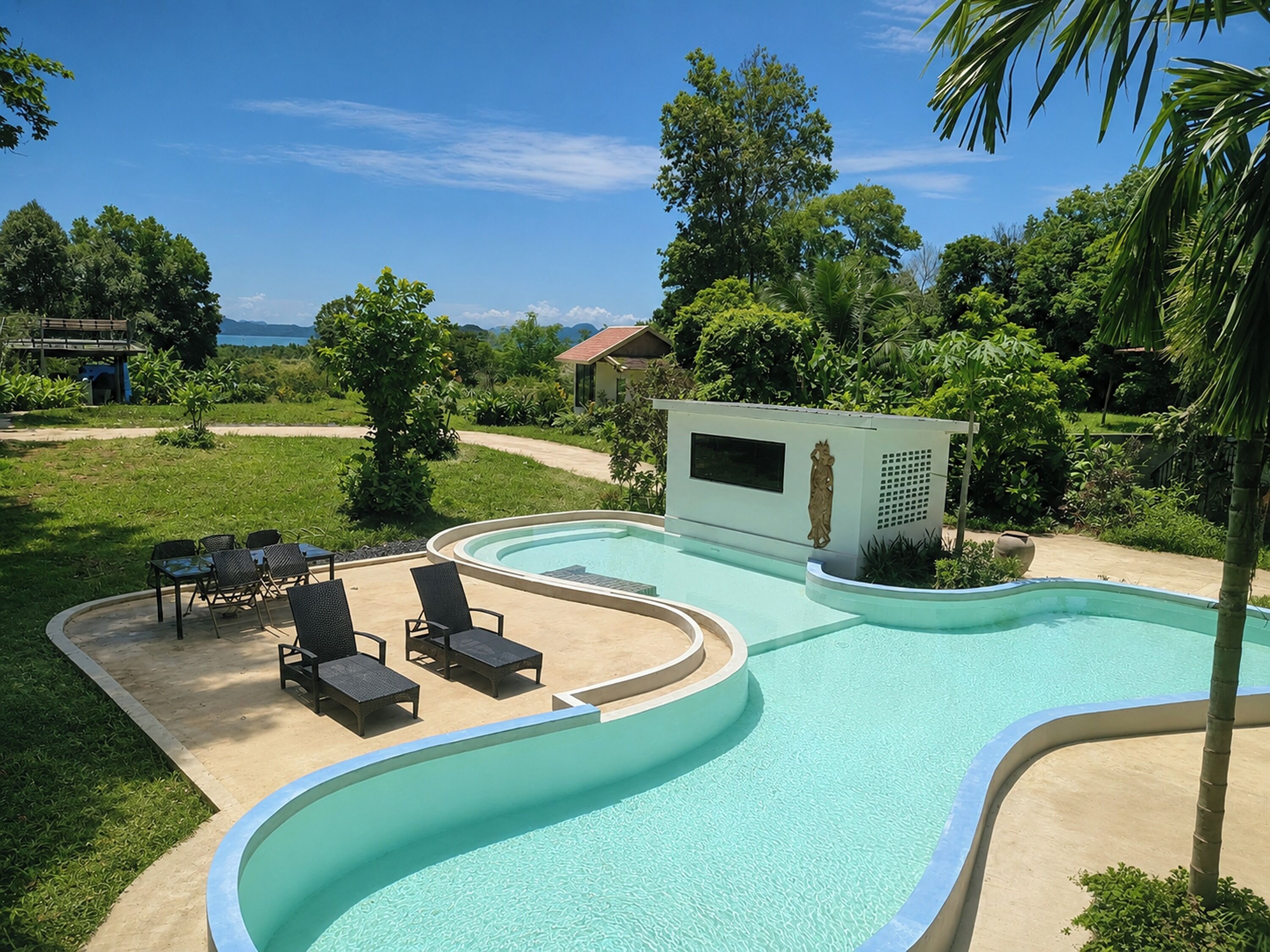 Una piscina al aire libre