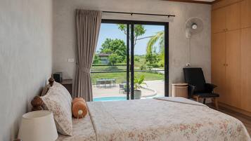 Deluxe tweepersoonskamer, uitzicht op de baai | Een bureau, een strijkplank/strijkijzer, gratis wifi, beddengoed