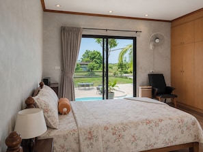 Quarto casal luxo, vista para a baía | Escrivaninha, ferros/tábuas de passar roupa, Wi-Fi de cortesia