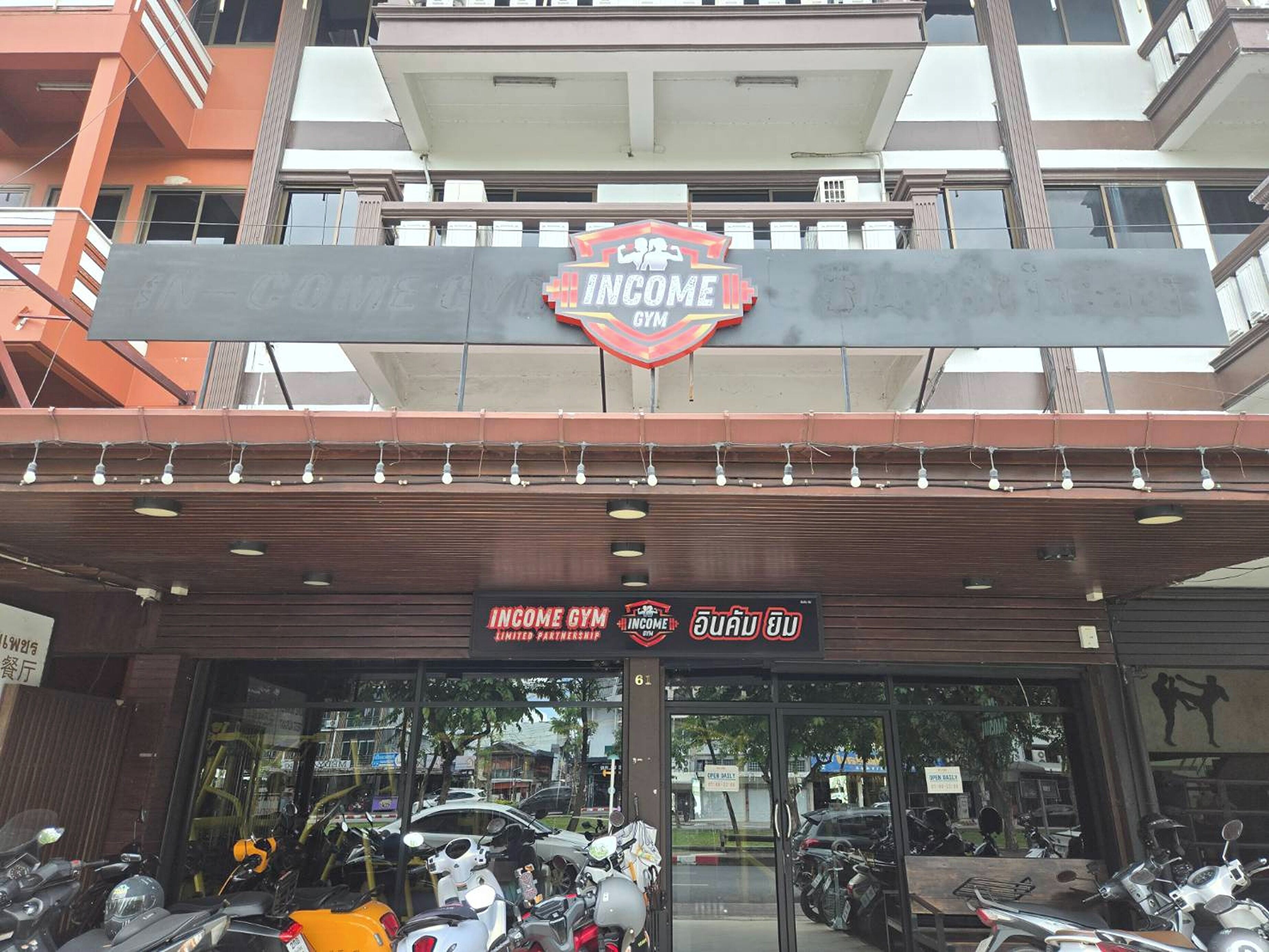 Un edificio con un letrero que dice 'INCOME GYM' y un rótulo debajo que indica 'SOCIOS LIMITADOS'.