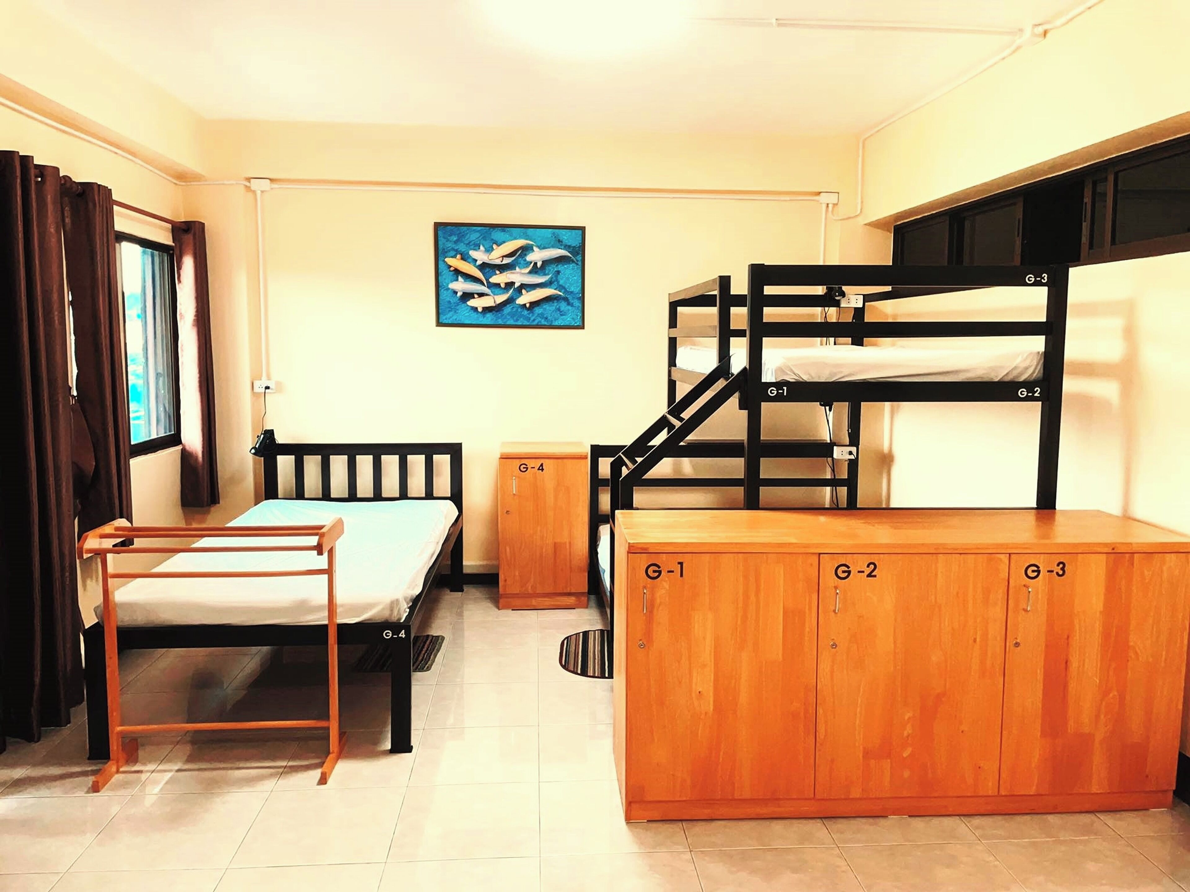 Dormitorio compartido estándar, dormitorio mixto, balcón | Wifi gratis y ropa de cama 