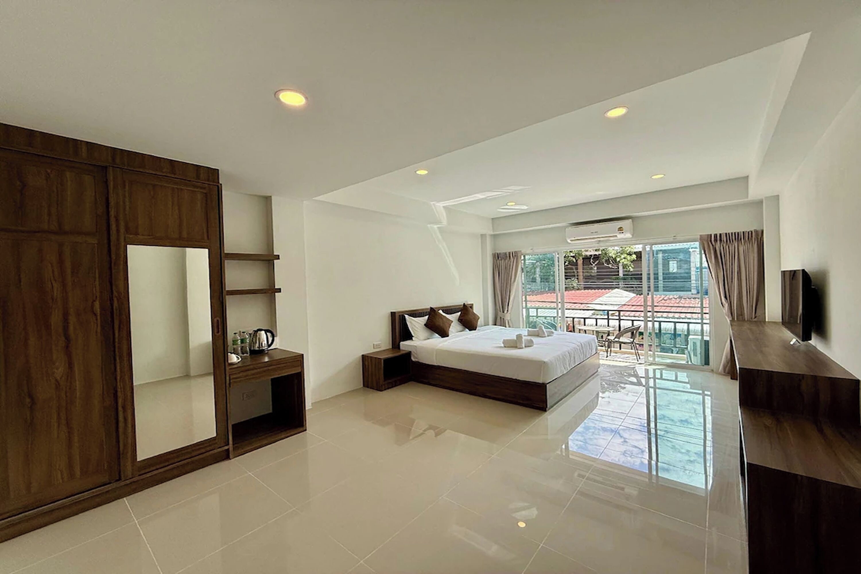 Double Room, Balcony | Bar mini, peti besi dalam bilik, meja, Wi-fi percuma 