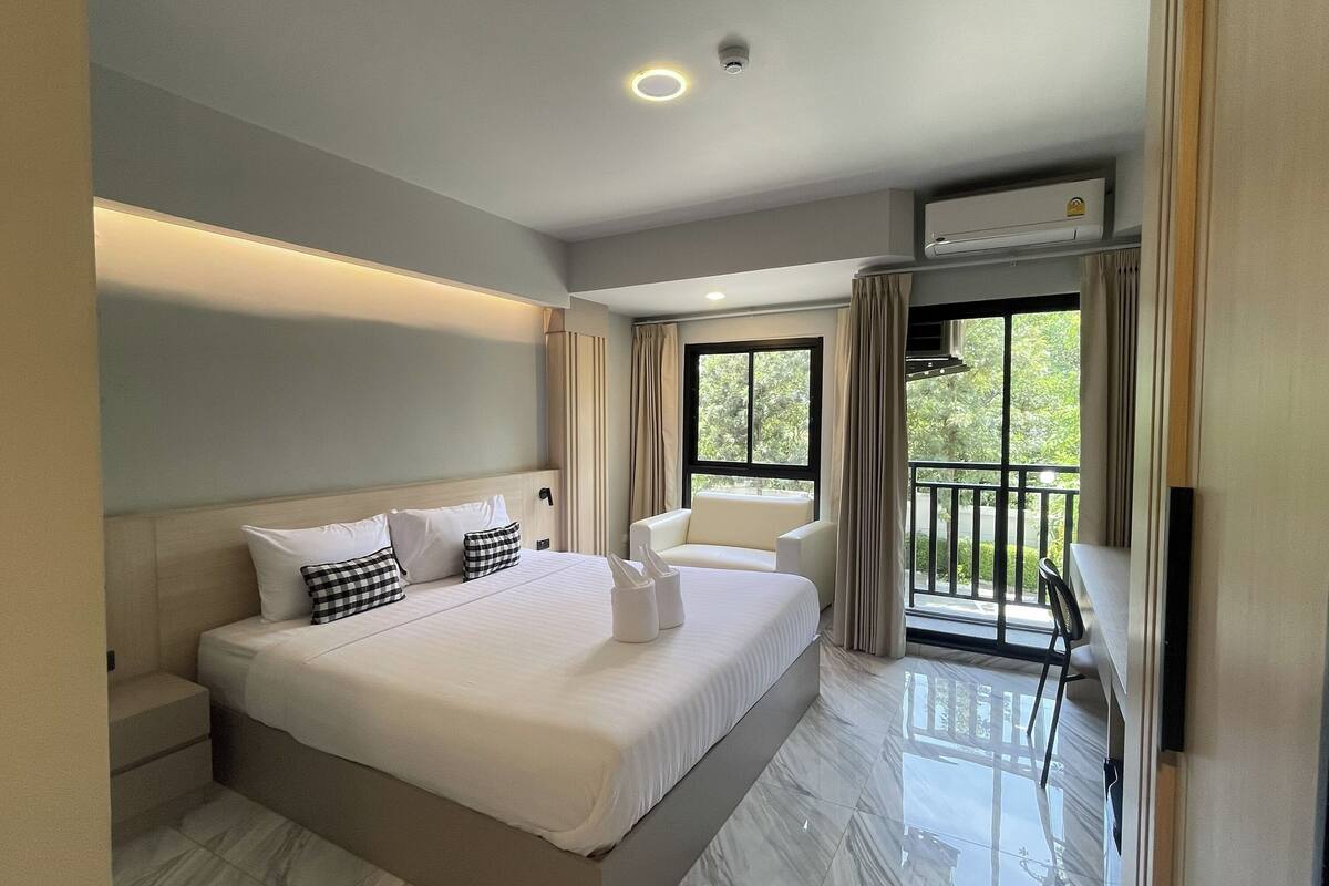 Standard Room | Minibar, desk, WiFi (free), bed sheets