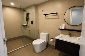 Suihku, ilmaiset hygieniatuotteet, hiustenkuivaaja, pyyhkeet