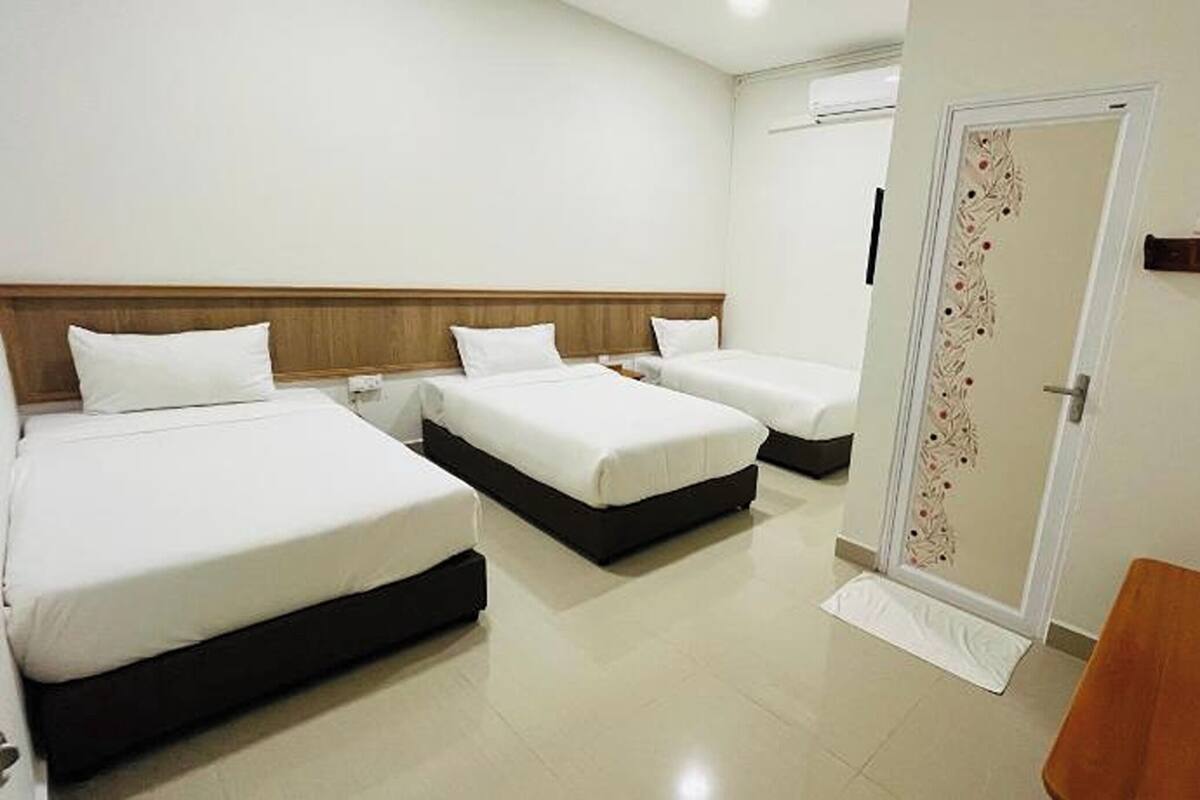 Habitación triple económica | Escritorio, wifi gratis y ropa de cama 
