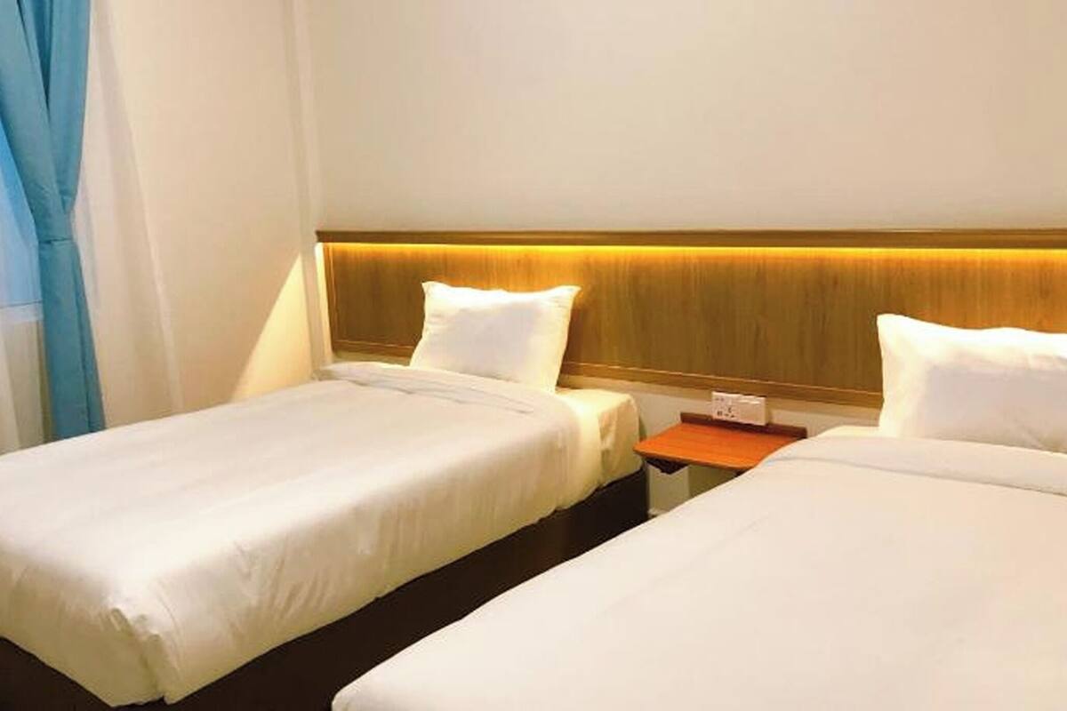 Escritorio, wifi gratis y ropa de cama 