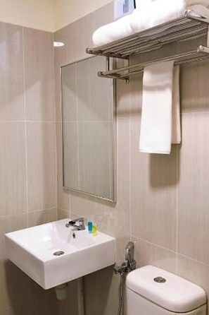 Zweibettzimmer | Badezimmer | Dusche, kostenlose Toilettenartikel, Handtücher, Seife