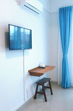 Habitación con 2 camas individuales | Escritorio, wifi gratis y ropa de cama 