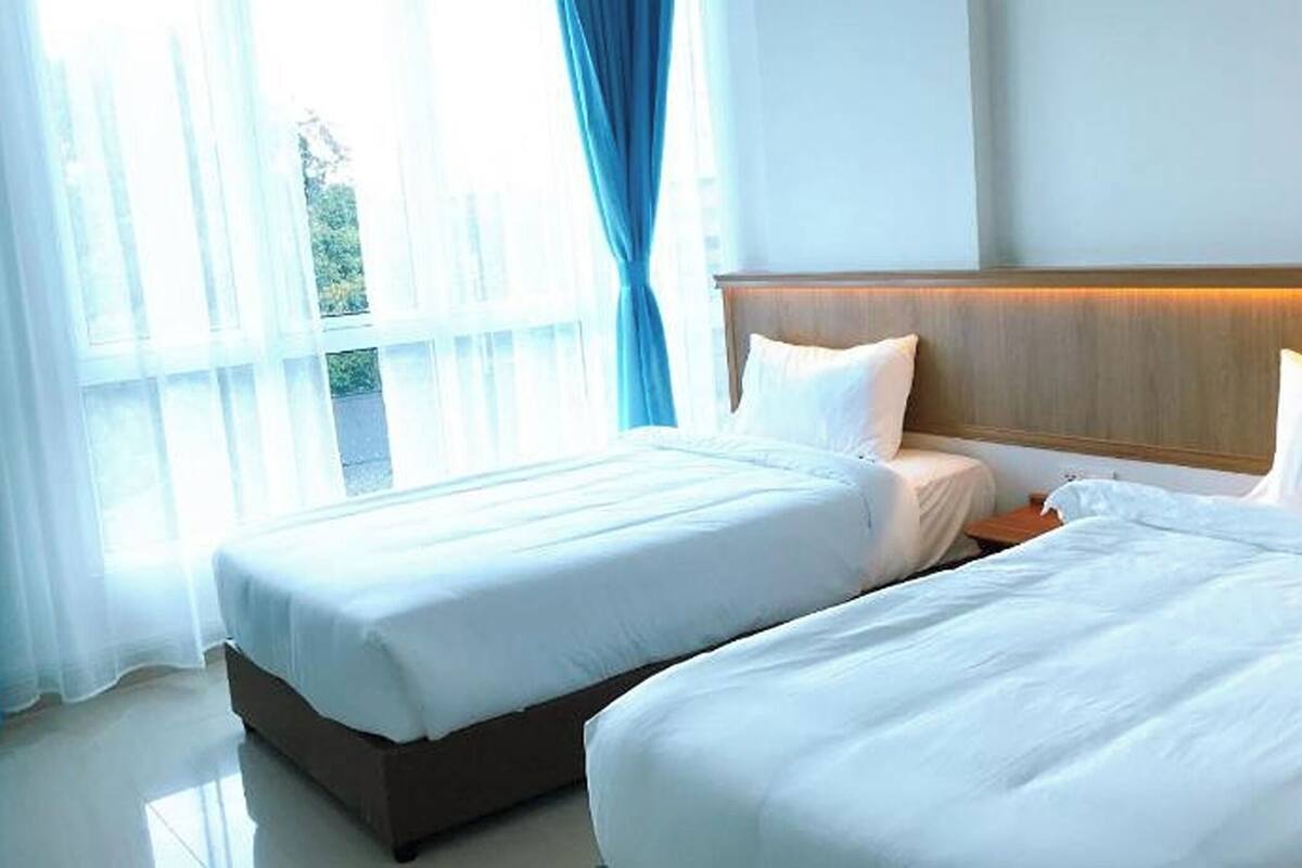 Escritorio, wifi gratis y ropa de cama 