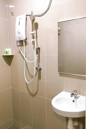 Un baño con ducha, lavamanos y espejo.