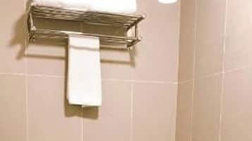 Dusch, gratis toalettartiklar, handdukar och tvål