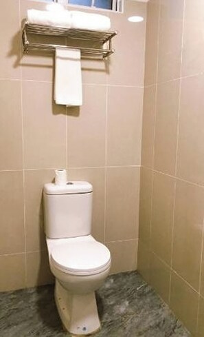 Regadera, amenidades de baño gratuitas, toallas, jabón 