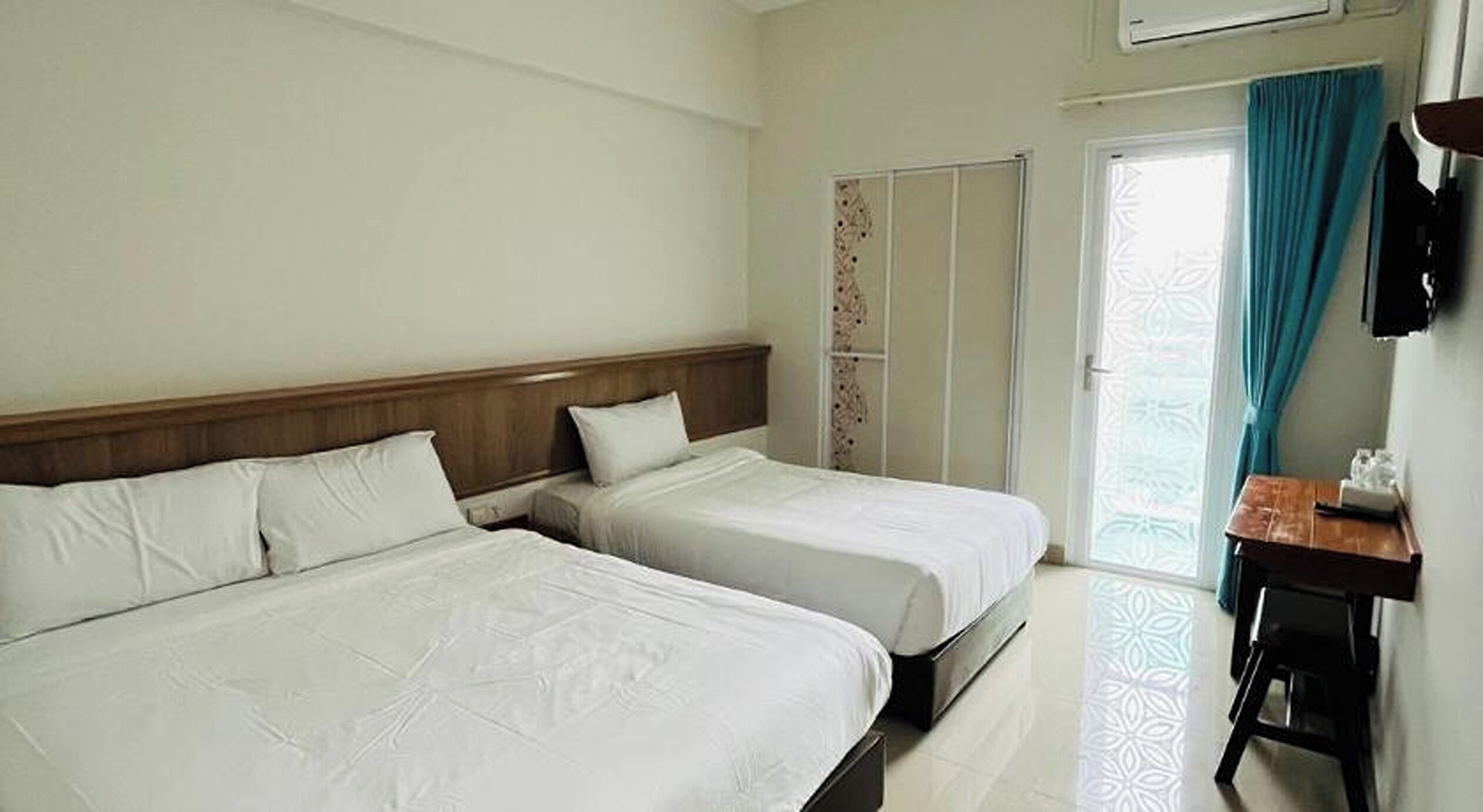 Dreibettzimmer, Balkon | Schreibtisch, kostenloses WLAN, Bettwäsche