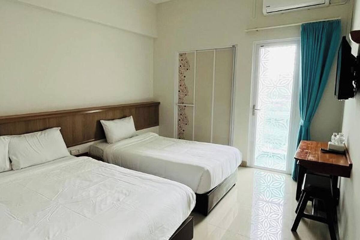 Habitación triple, balcón | Escritorio, wifi gratis y ropa de cama 
