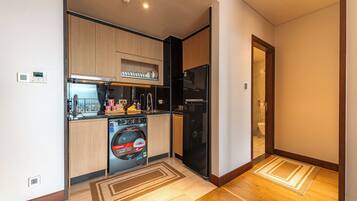 Appartement, vue partielle sur l'océan | Cuisine privée | Réfrigérateur grande capacité avec congélateur, surface de cuisson