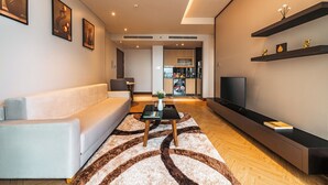 Appartamento, vista oceano parziale | Area soggiorno | Smart TV