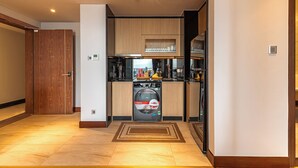Appartamento, vista oceano parziale | Cucina privata | Frigorifero con congelatore, piano cottura, pentole/stoviglie/utensili