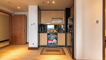 Apartment, eingeschränkter Meerblick | Eigene Küche | Großer Kühlschrank, Herdplatte, Kochgeschirr/Geschirr/Besteck, Esstisch