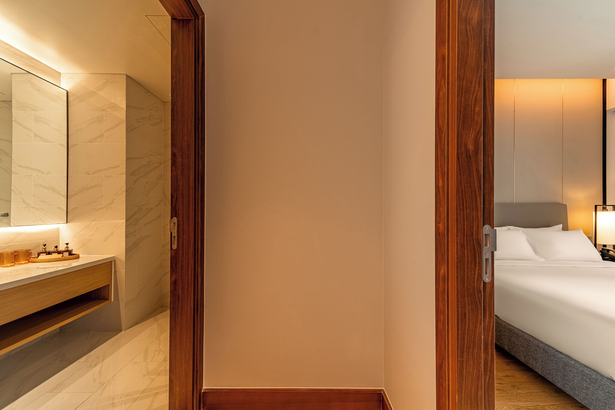 Apartment, eingeschränkter Meerblick | Minibar, Schreibtisch, laptopgeeigneter Arbeitsplatz, kostenloses WLAN