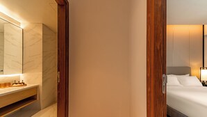 Appartamento, vista oceano parziale | Minibar, una scrivania, postazione laptop, Wi-Fi gratuito