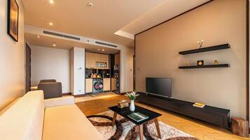 Apartemen, pemandangan laut sebagian | Area keluarga | Smart TV