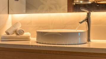 Apartemen, pemandangan laut | Kamar mandi | Shower, perlengkapan mandi gratis, pengering rambut, dan handuk