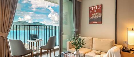 Estudio, vista al mar | Área de sala de estar | Smart TV