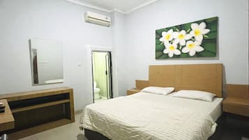 Escritorio, wifi gratis y ropa de cama