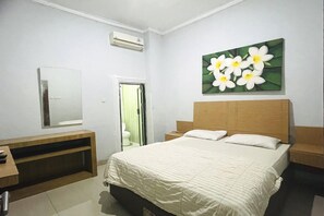 Desk, free WiFi, bed sheets - Deluxe Double Near Primaya Hospital (Makassar)