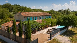 A villa with a swimming pool, stone walls, and a garden. - Old House Grota by Villas Guide (Umag)
